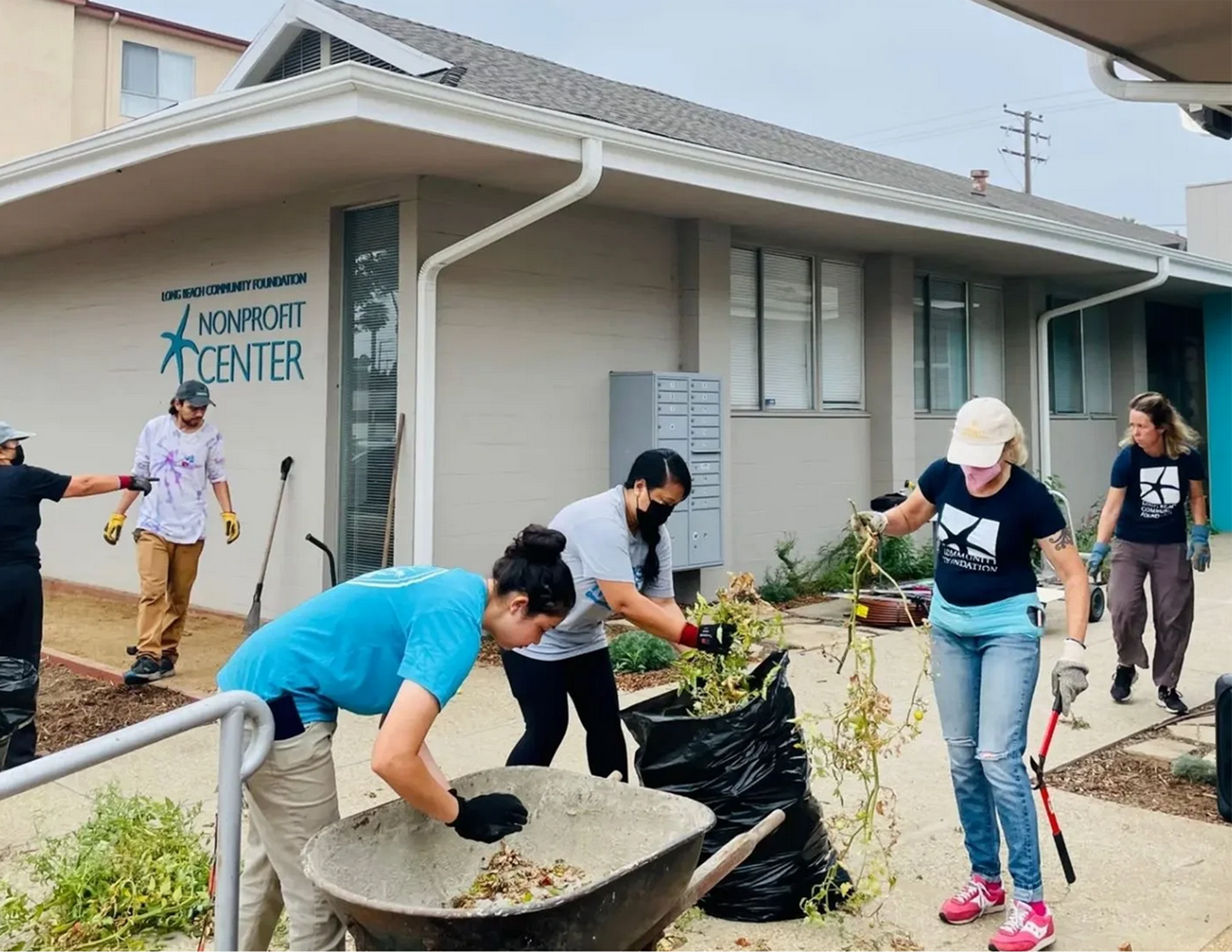 Volunteers clearing beds and hauling compost at the Xochicalli educational garden